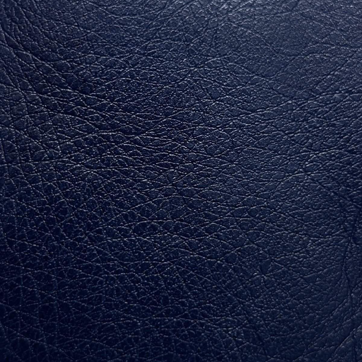 Macrofotografia della pelle blu conciata al vegetale, dettaglio della grana