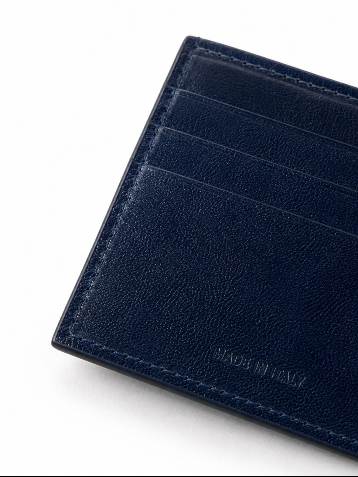 Dettaglio delle tasche per le carte del portafoglio Sottile in pelle blu